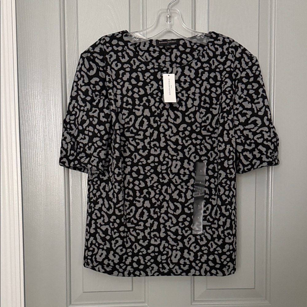 Banana Republic Black and Gray Leopard Puff Sleeve Tee